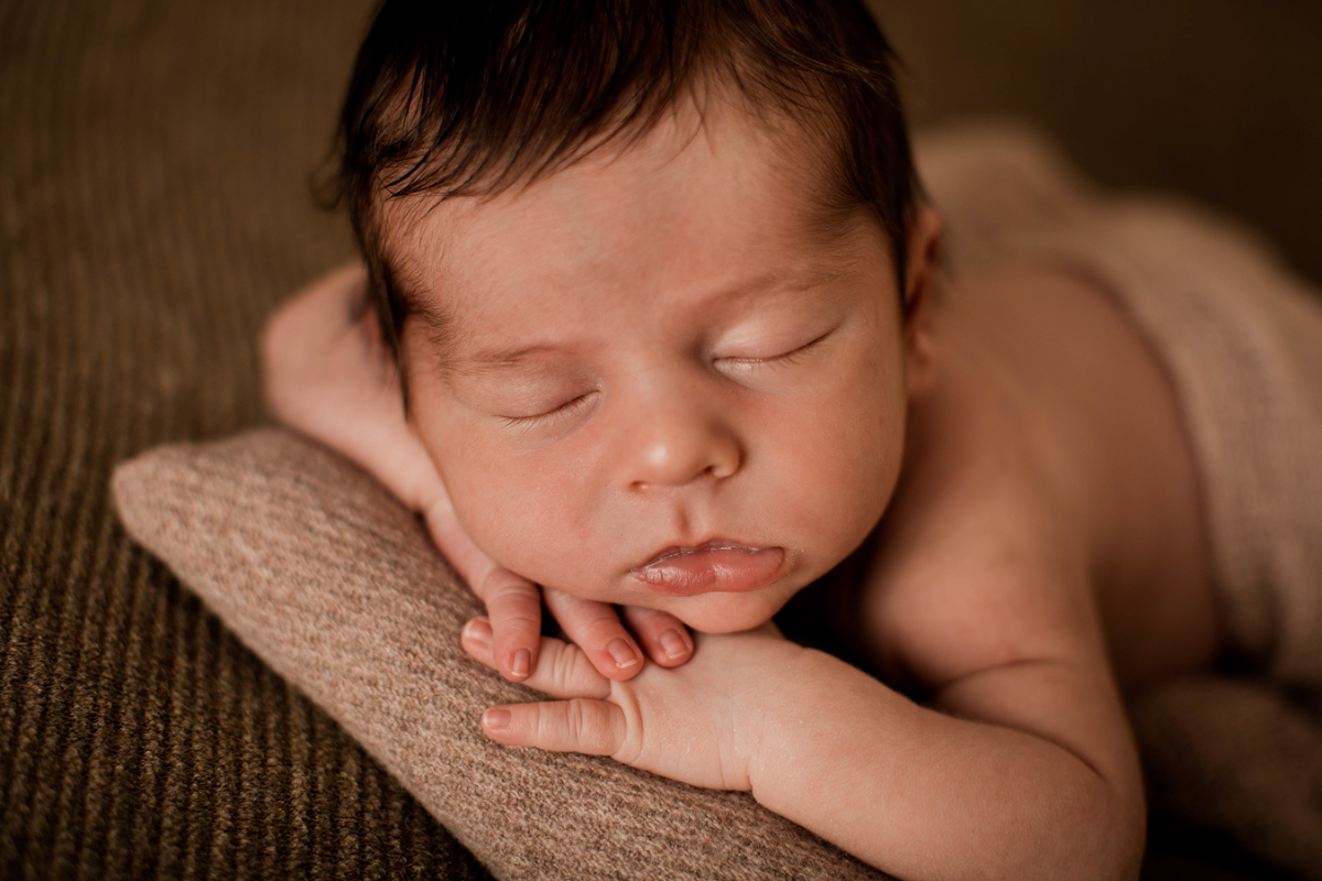 Séance naissance bébé studio nouveau-né, posing baby newborn sélestat colmar alsace virginie rudolf photography