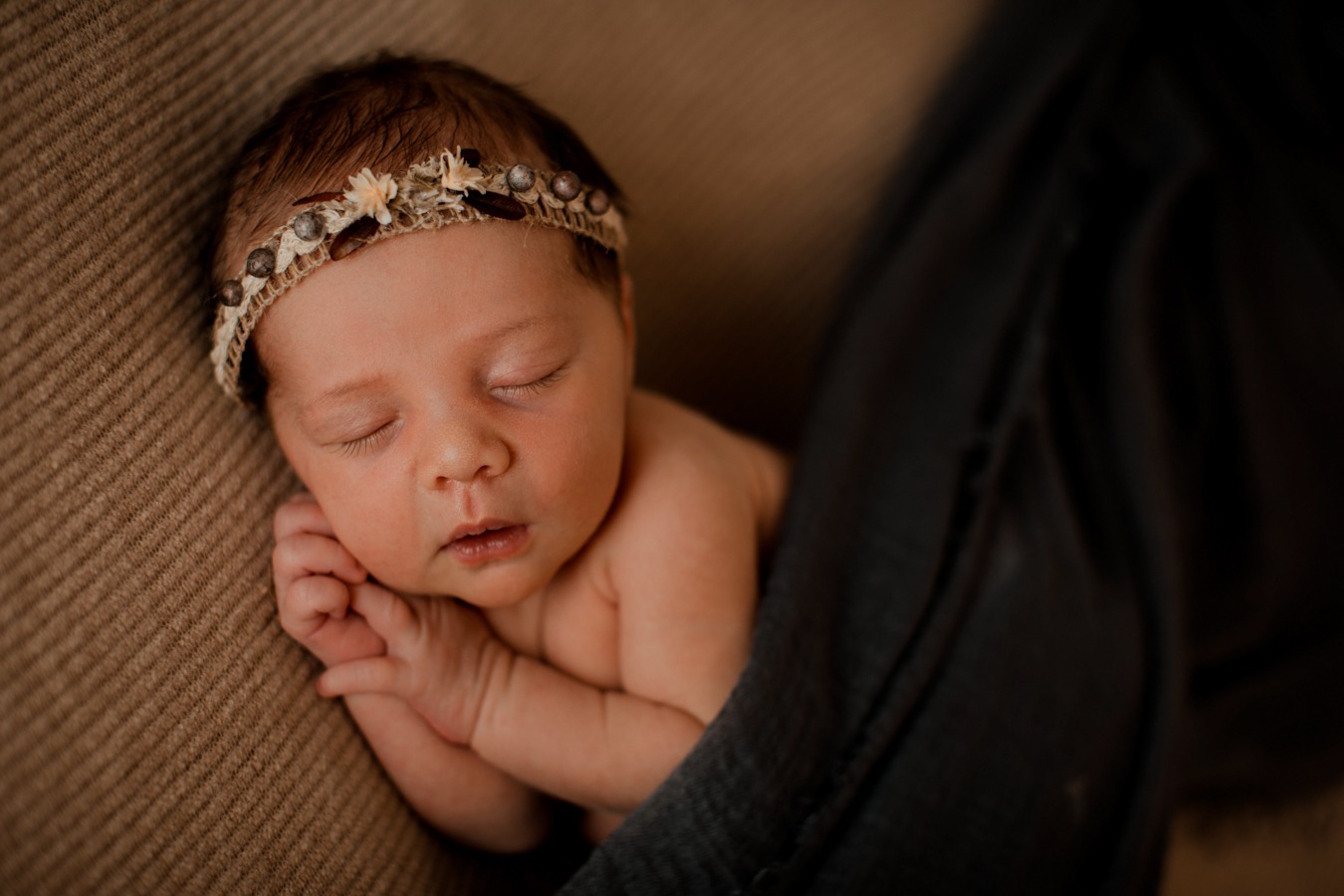 Séance naissance bébé studio nouveau-né, posing baby newborn sélestat colmar alsace virginie rudolf photography