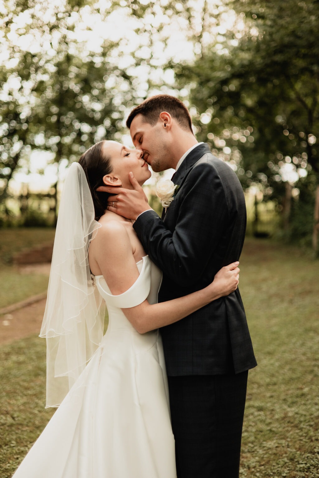 Photos de couple dans le parc de la Ferme Marie Hélène au coucher du soleil.