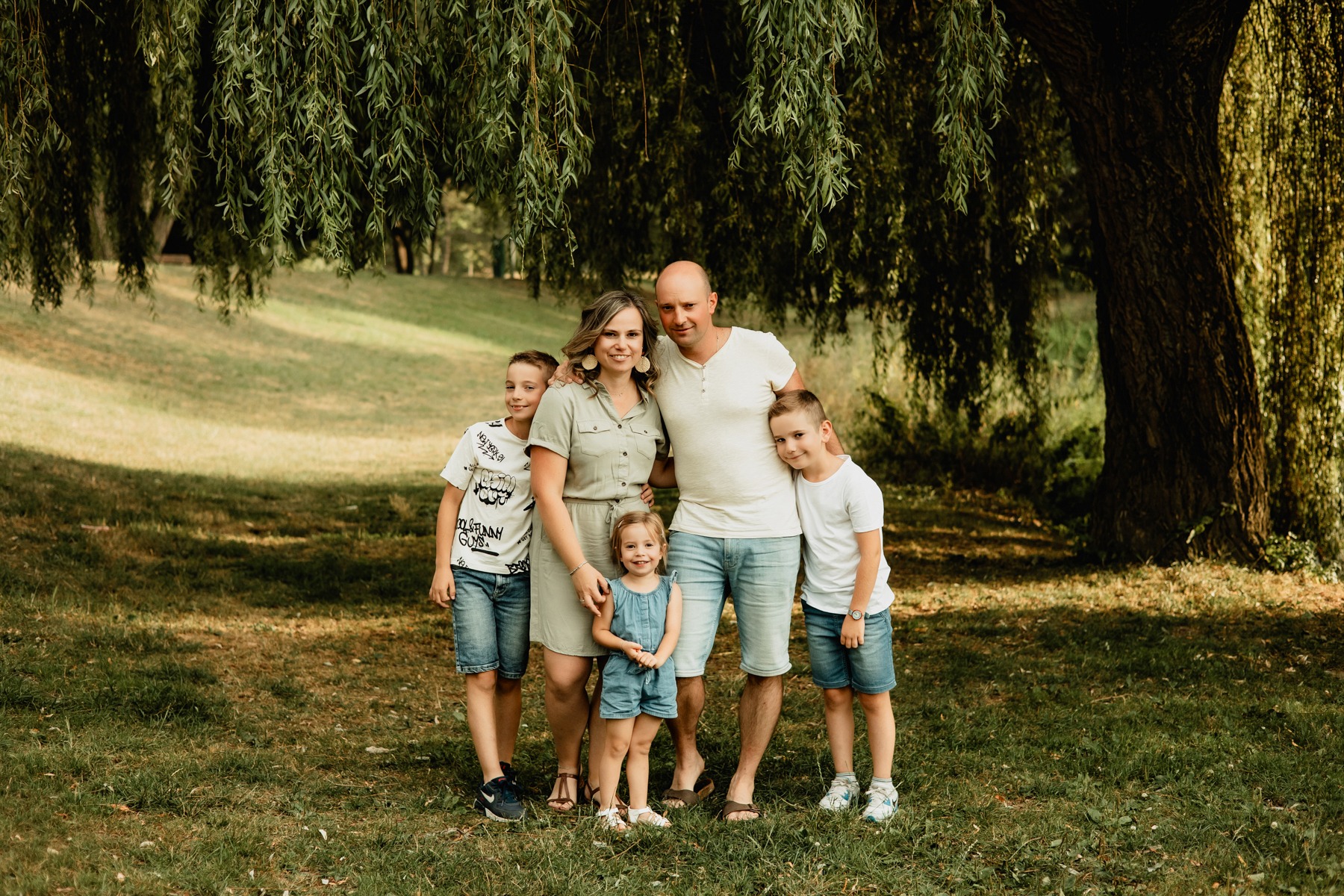 jolie photo de famille sous saule pleureur