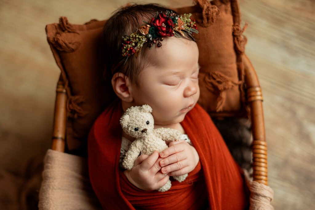 bébé endormi dans un décor studio automnal