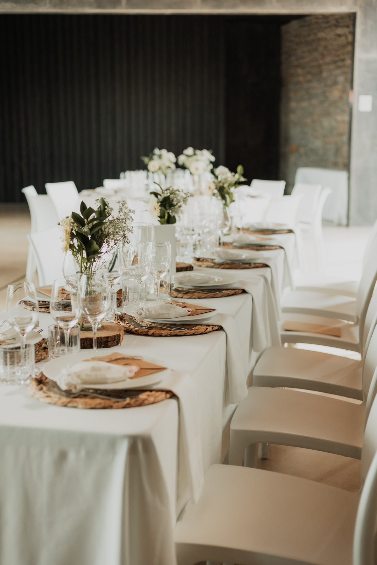 Table de réception dressée avec vaisselle et compositions florales au Domaine Imodis à Saessolsheim