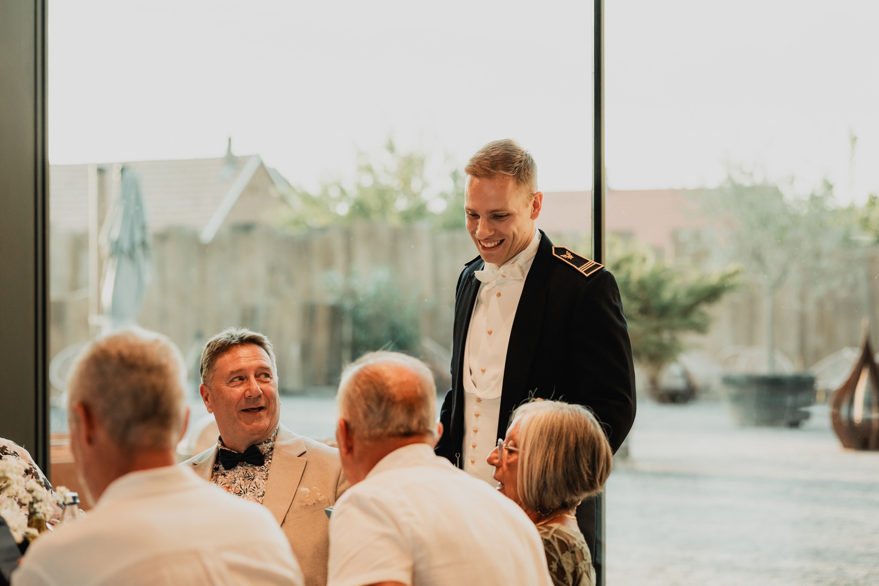 Marié échangeant avec ses invités avant la cérémonie au Domaine Imodis à Saessolsheim