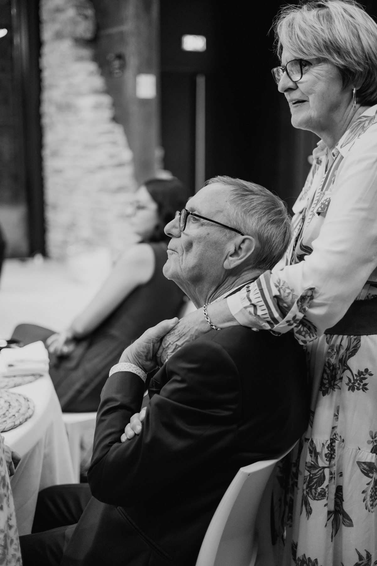 Proches émus pendant la cérémonie de mariage au Domaine Imodis à Saessolsheim