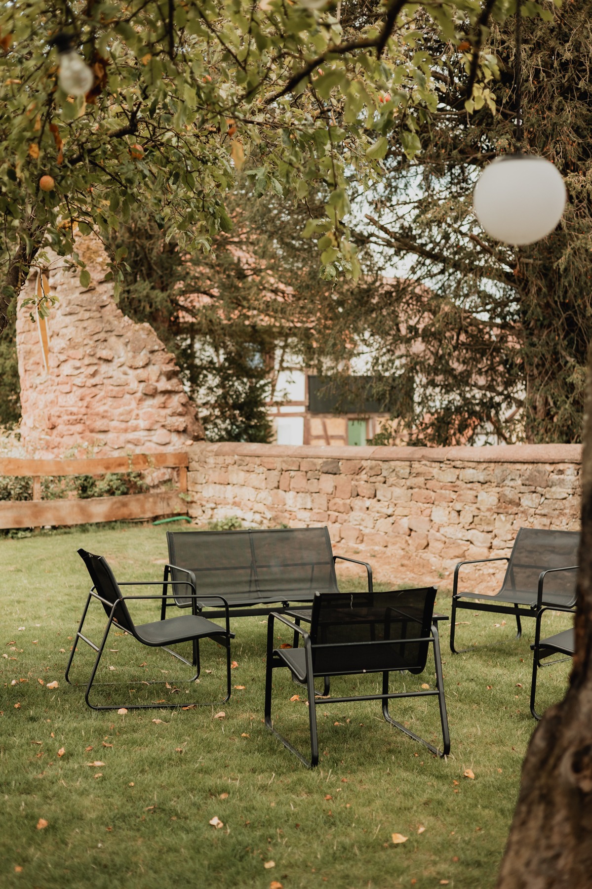 Coin salon extérieur aménagé dans le jardin du Domaine Imodis à Saessolsheim