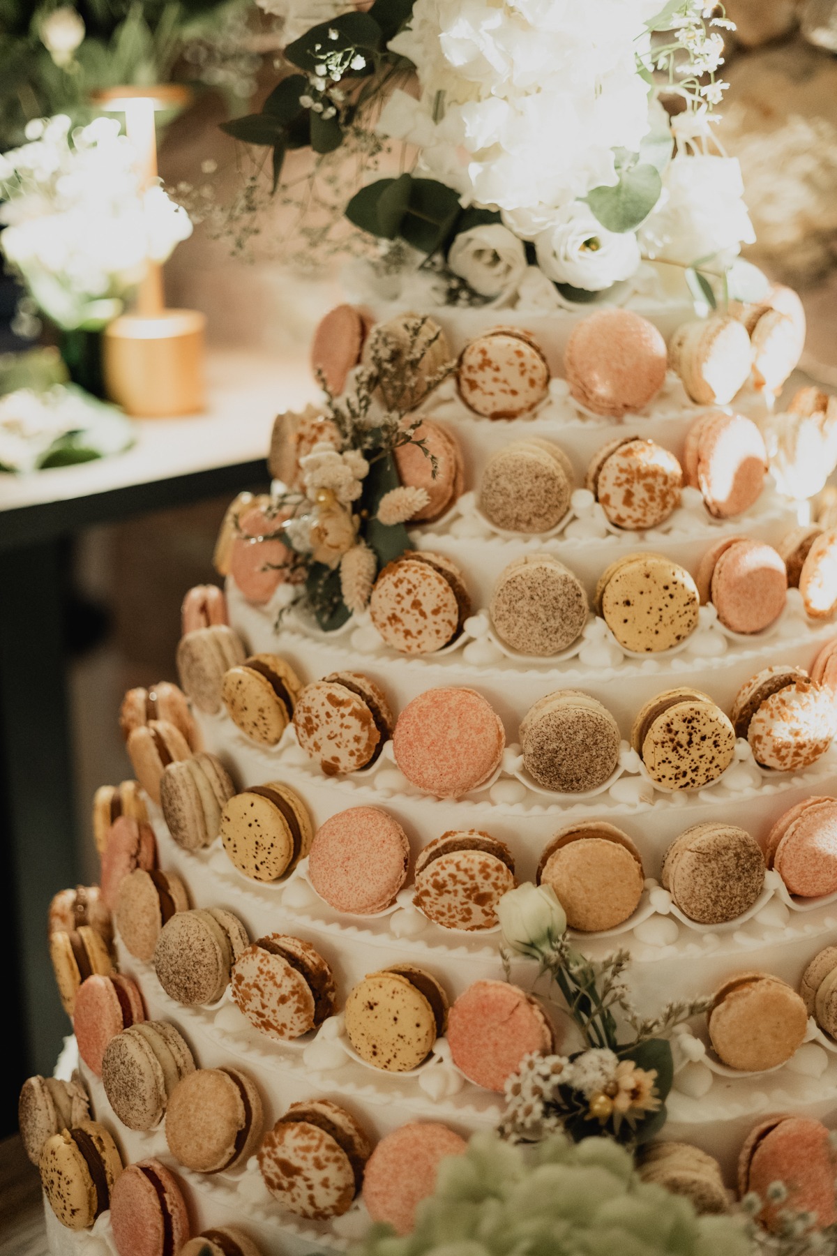 Pièce montée de macarons décorée de fleurs pour le mariage au Domaine Imodis à Saessolsheim