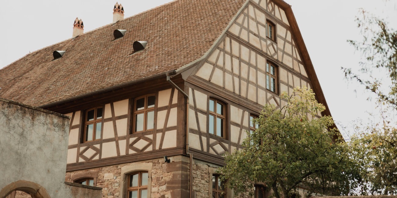 Façade à colombages typique du Domaine Imodis à Saessolsheim en Alsace