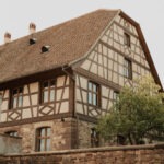 Façade à colombages typique du Domaine Imodis à Saessolsheim en Alsace