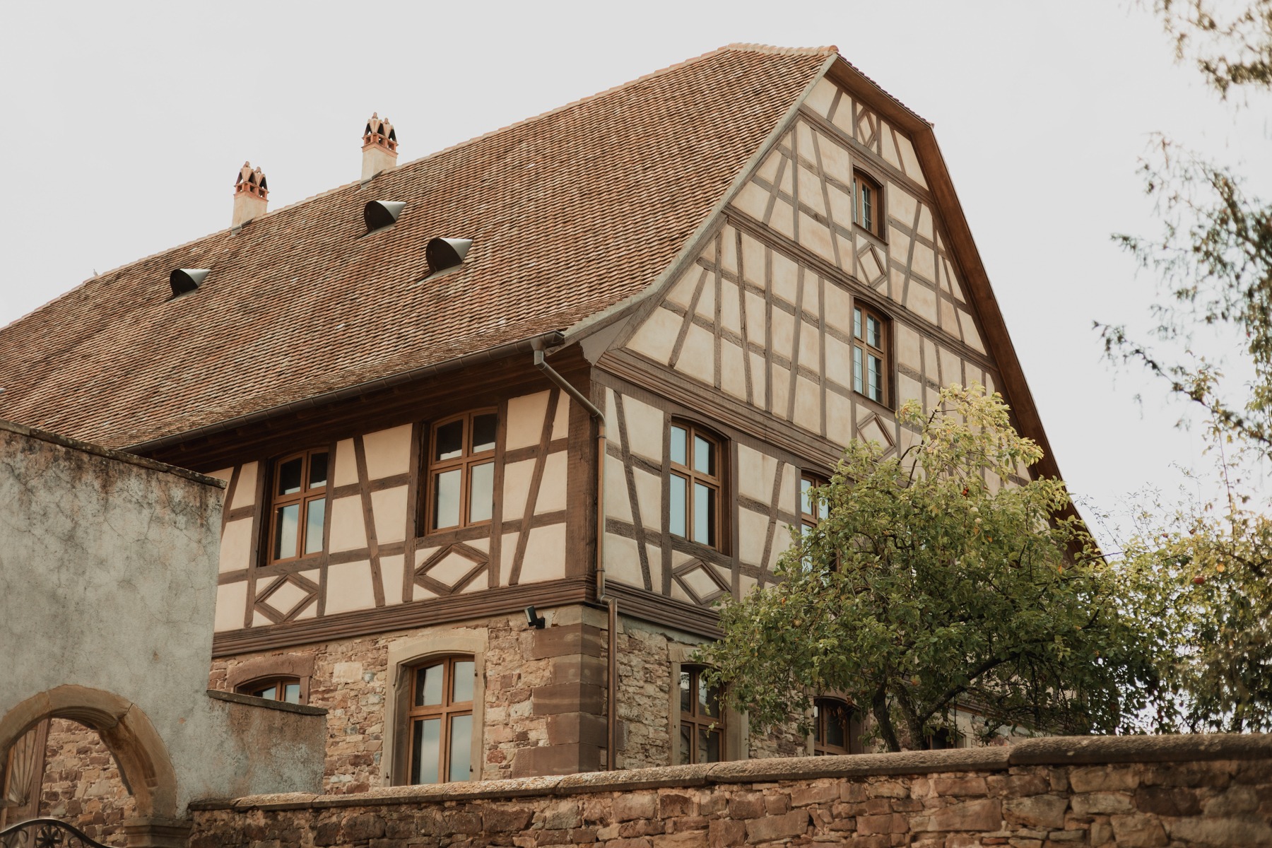 Façade à colombages typique du Domaine Imodis à Saessolsheim en Alsace