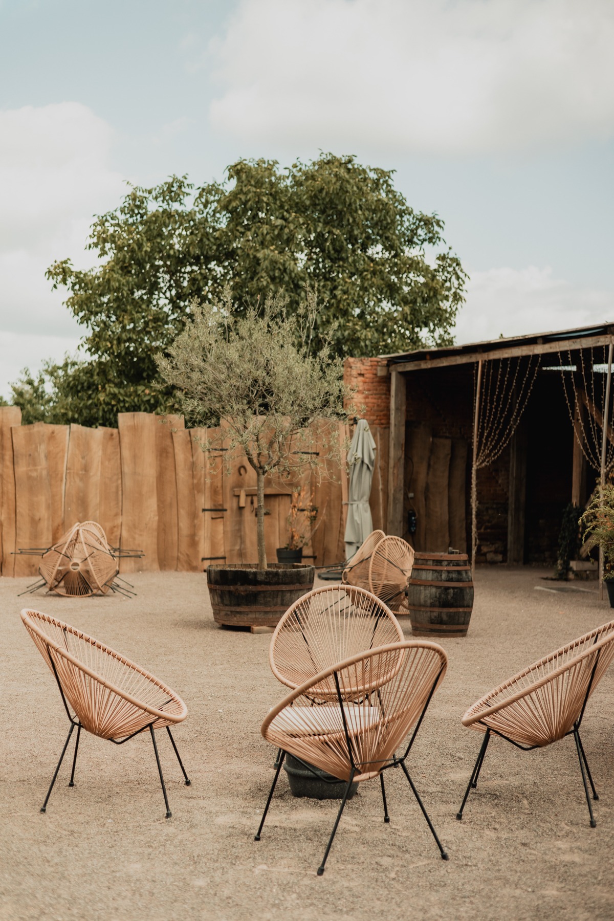Chaises bohèmes en osier dans l'espace lounge du Domaine Imodis à Saessolsheim