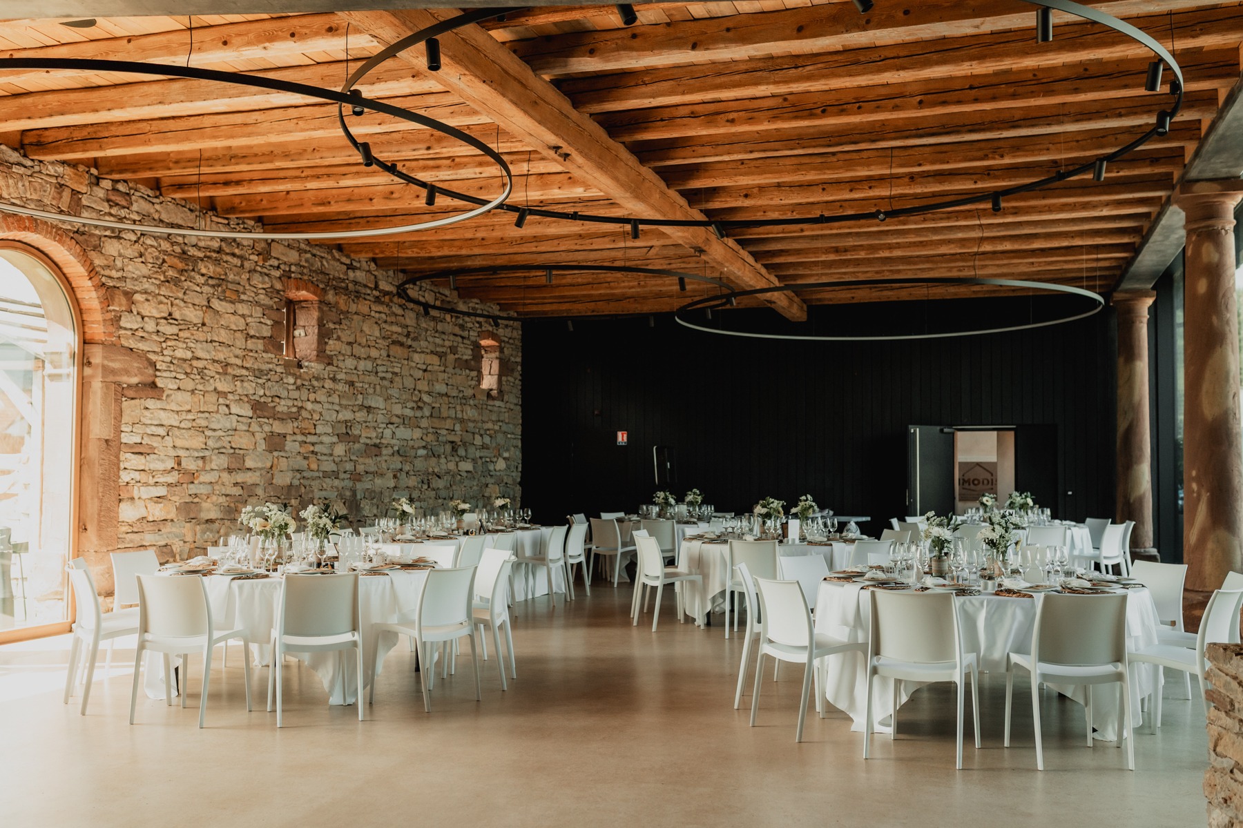 Grande salle de réception voûtée avec tables dressées au Domaine Imodis à Saessolsheim