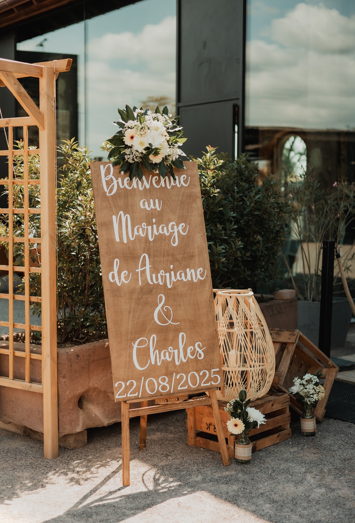 Panneau de bienvenue en bois décoré de fleurs au Domaine Imodis à Saessolsheim