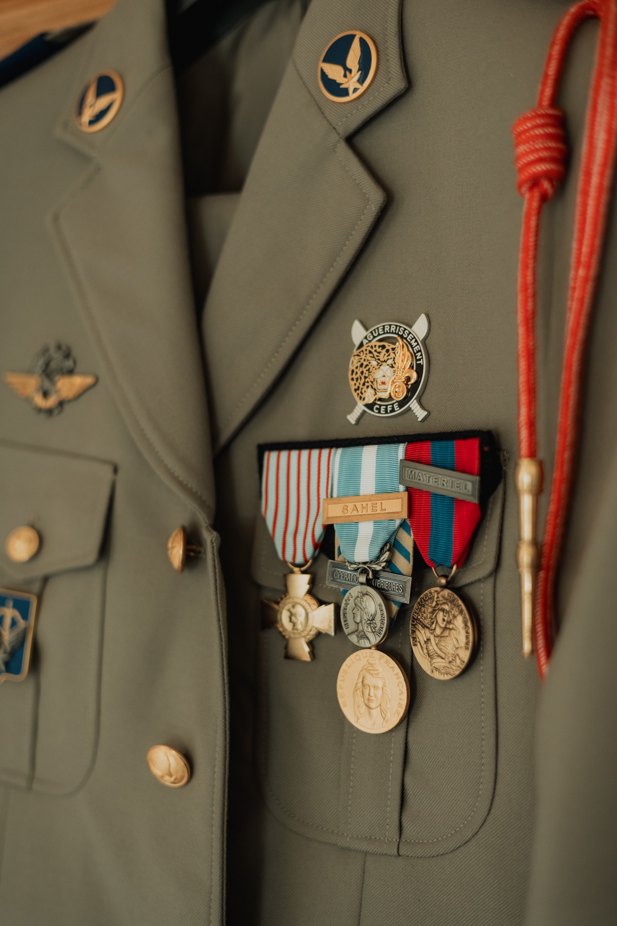 Médailles militaires épinglées sur la veste d'uniforme du marié