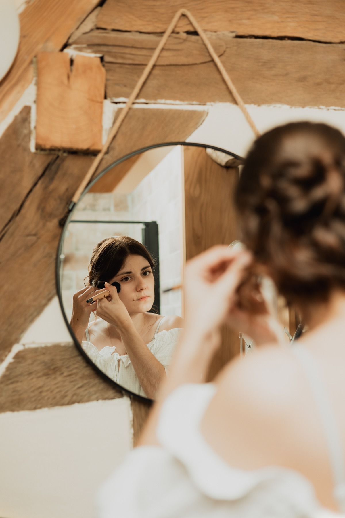 Préparatifs de la mariée devant le miroir, au Domaine Imodis à Saessolsheim