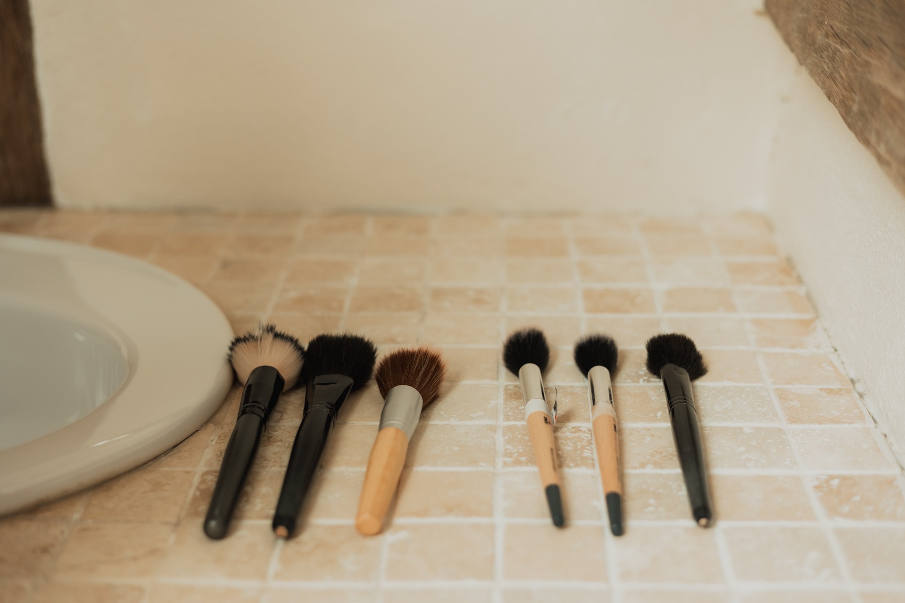 Pinceaux de maquillage alignés, préparatifs de la mariée au Domaine Imodis