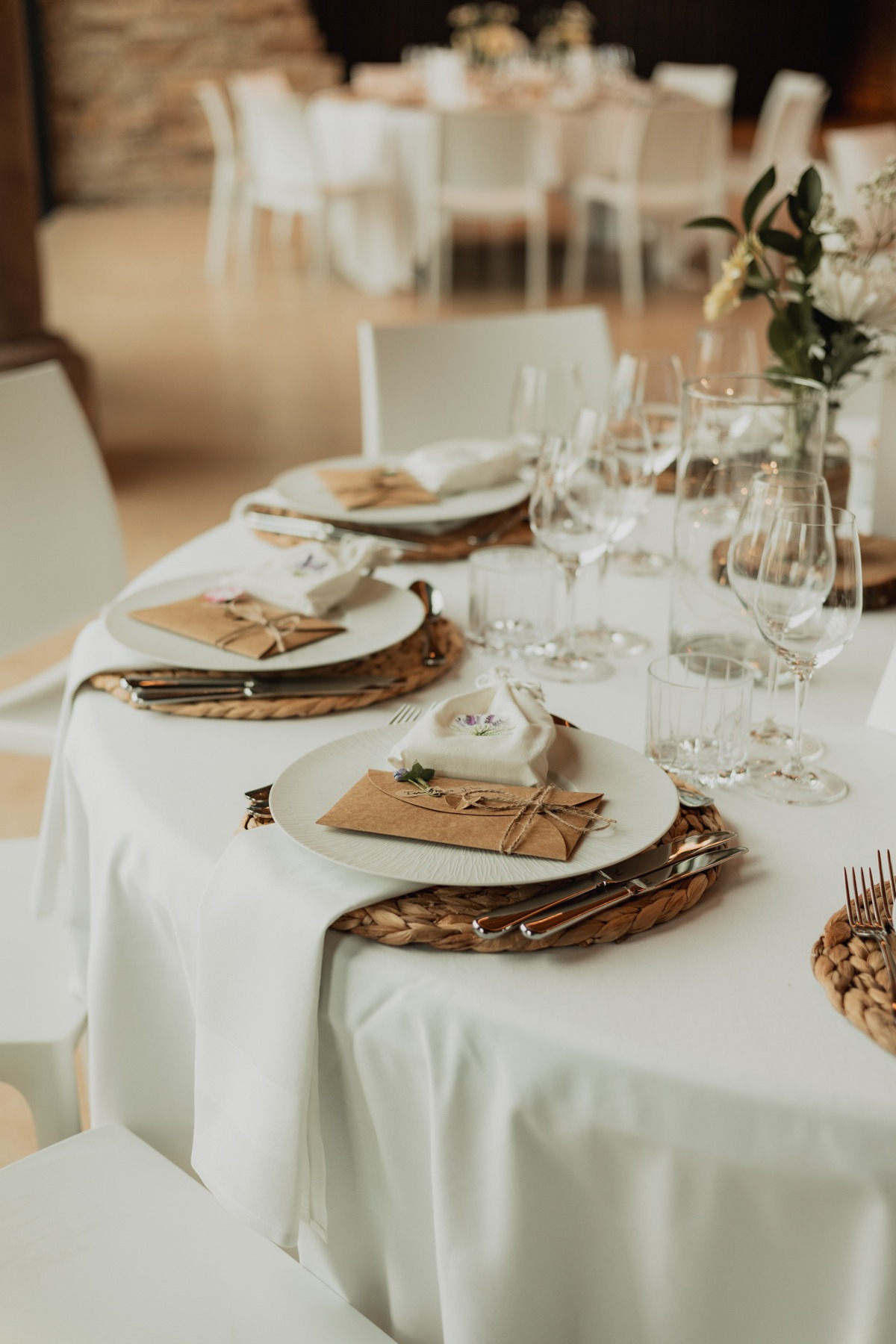 Décoration de table avec assiettes en bois et verres à vin au Domaine Imodis à Saessolsheim