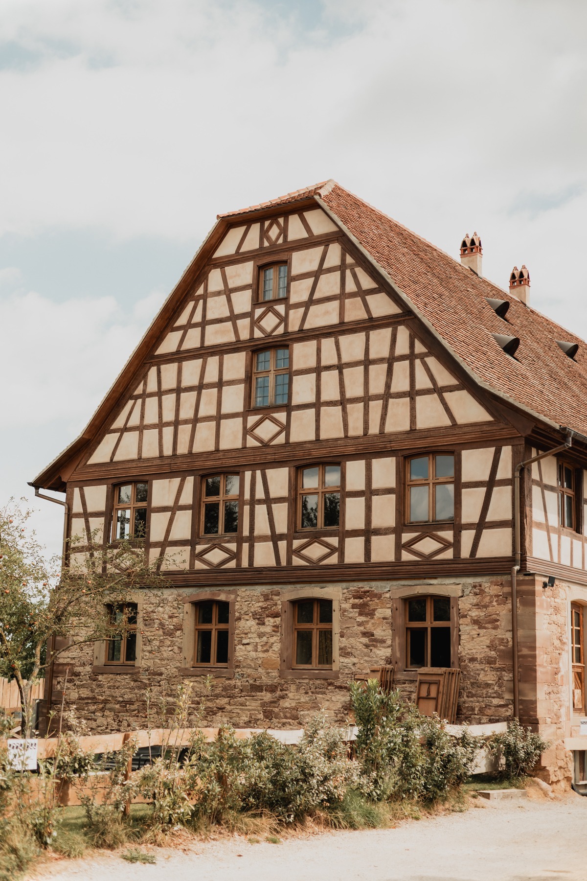 Bâtiment en pierre à colombages du Domaine Imodis à Saessolsheim
