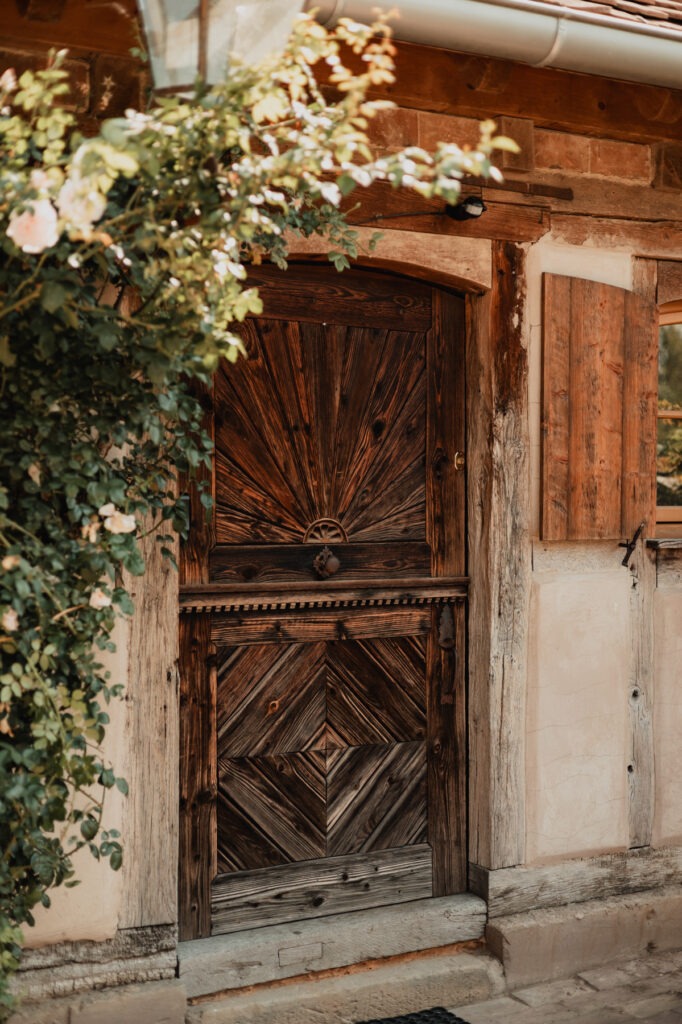 Porte ancienne en bois sculpté - Domaine Imodis, Saessolsheim (Alsace)