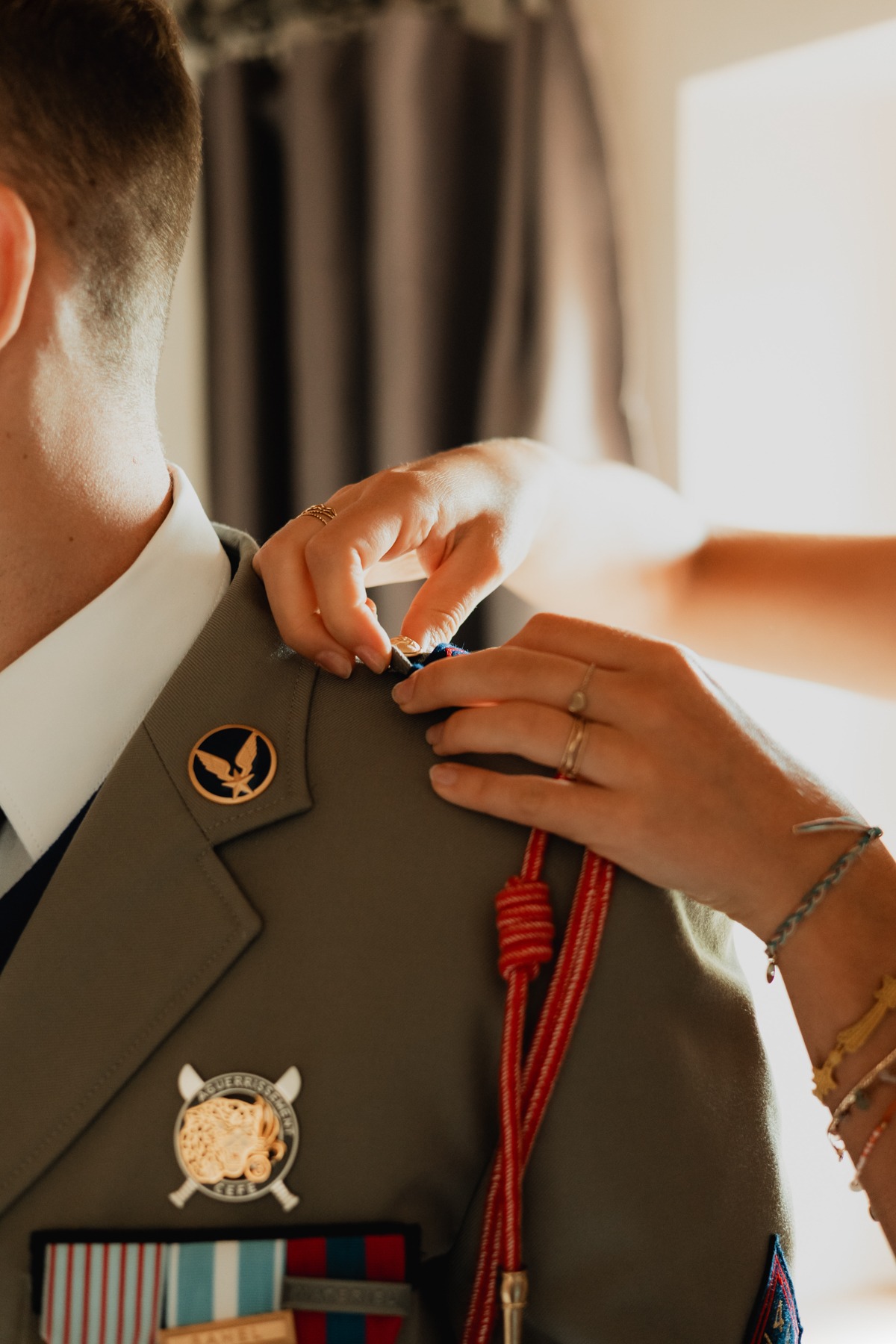 Détail de l'uniforme militaire du marié lors des préparatifs au Domaine Imodis à Saessolsheim