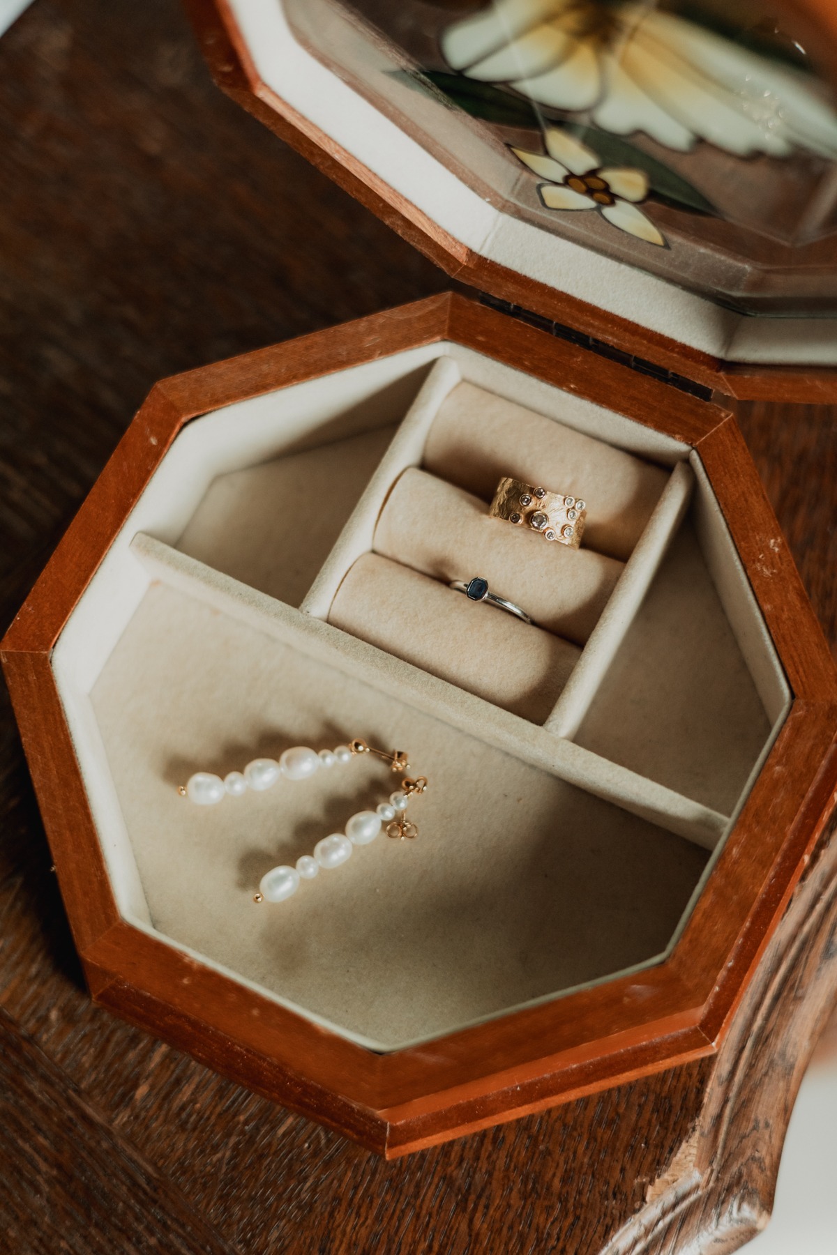 Coffret à bijoux avec bague et boucles d'oreilles de la mariée au Domaine Imodis à Saessolsheim