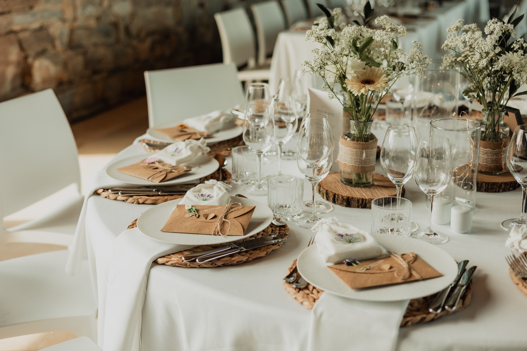 Bouquet champêtre et décoration de table sur rondin de bois au Domaine Imodis