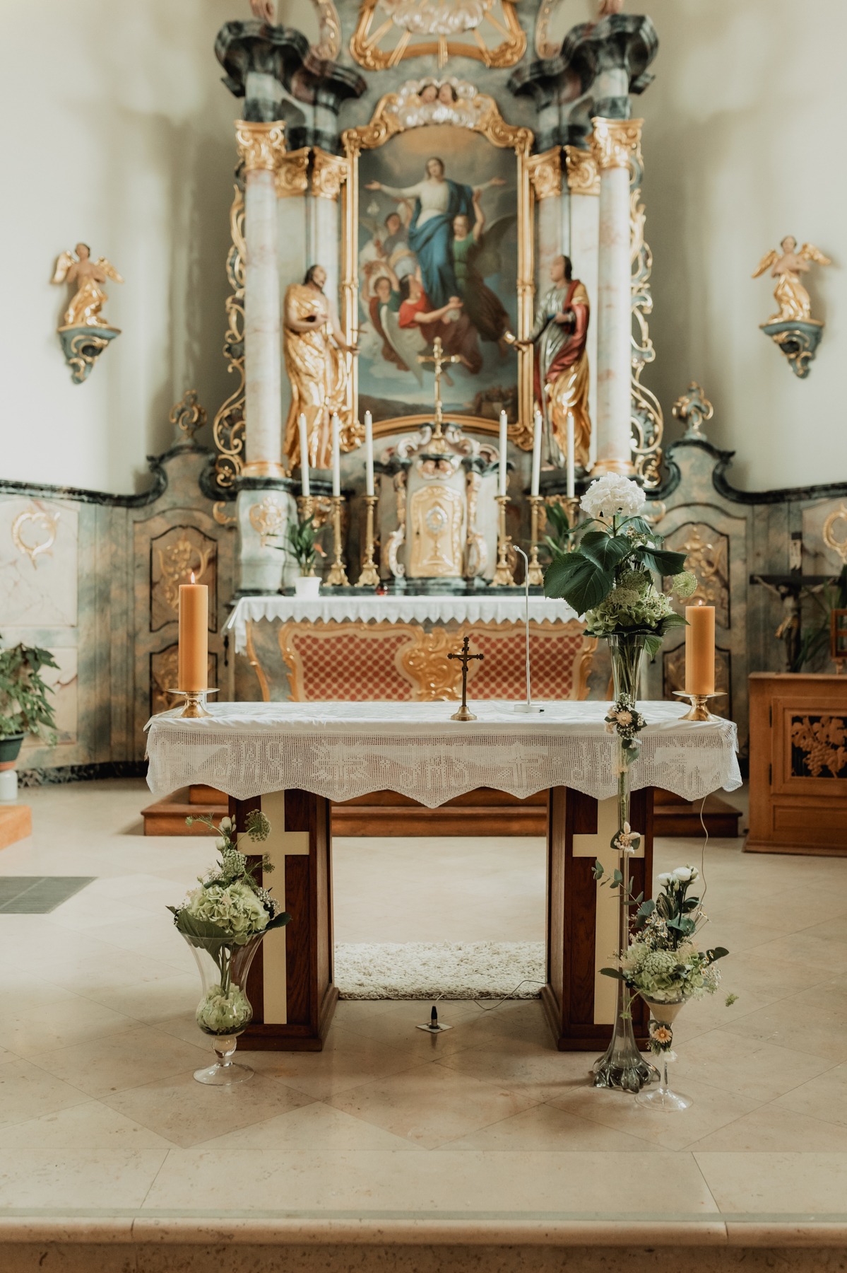 Autel de l'église décoré de fleurs pour la cérémonie de mariage à Saessolsheim en Alsace