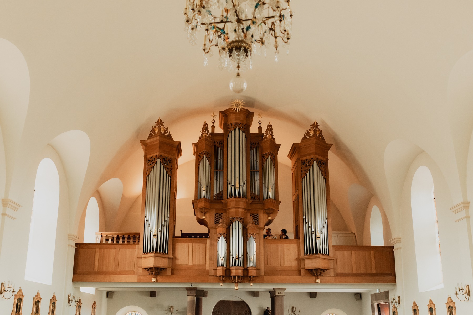 Orgue et intérieur de l'église de Saessolsheim en Alsace avant la cérémonie de mariage