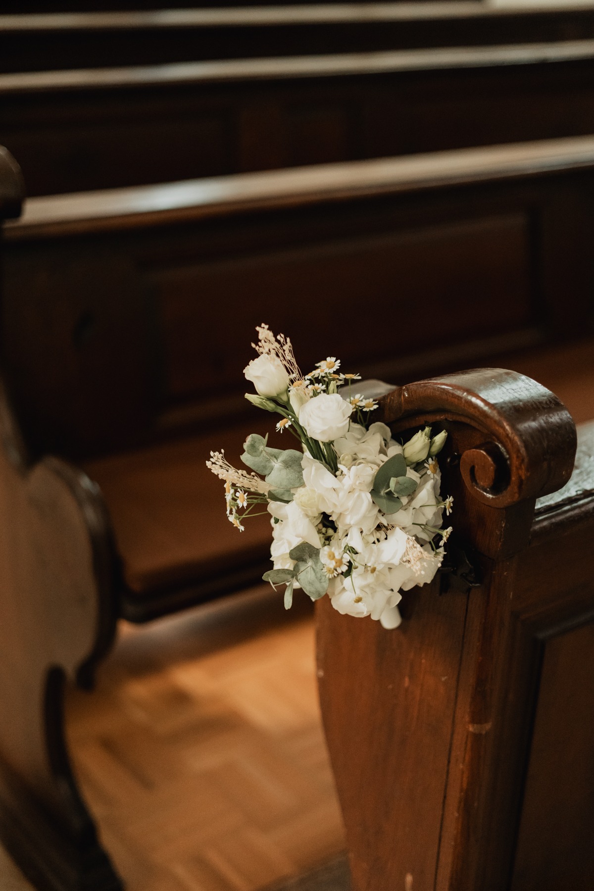 Bouquet de fleurs blanches décorant les bancs de l'église à Saessolsheim en Alsace
