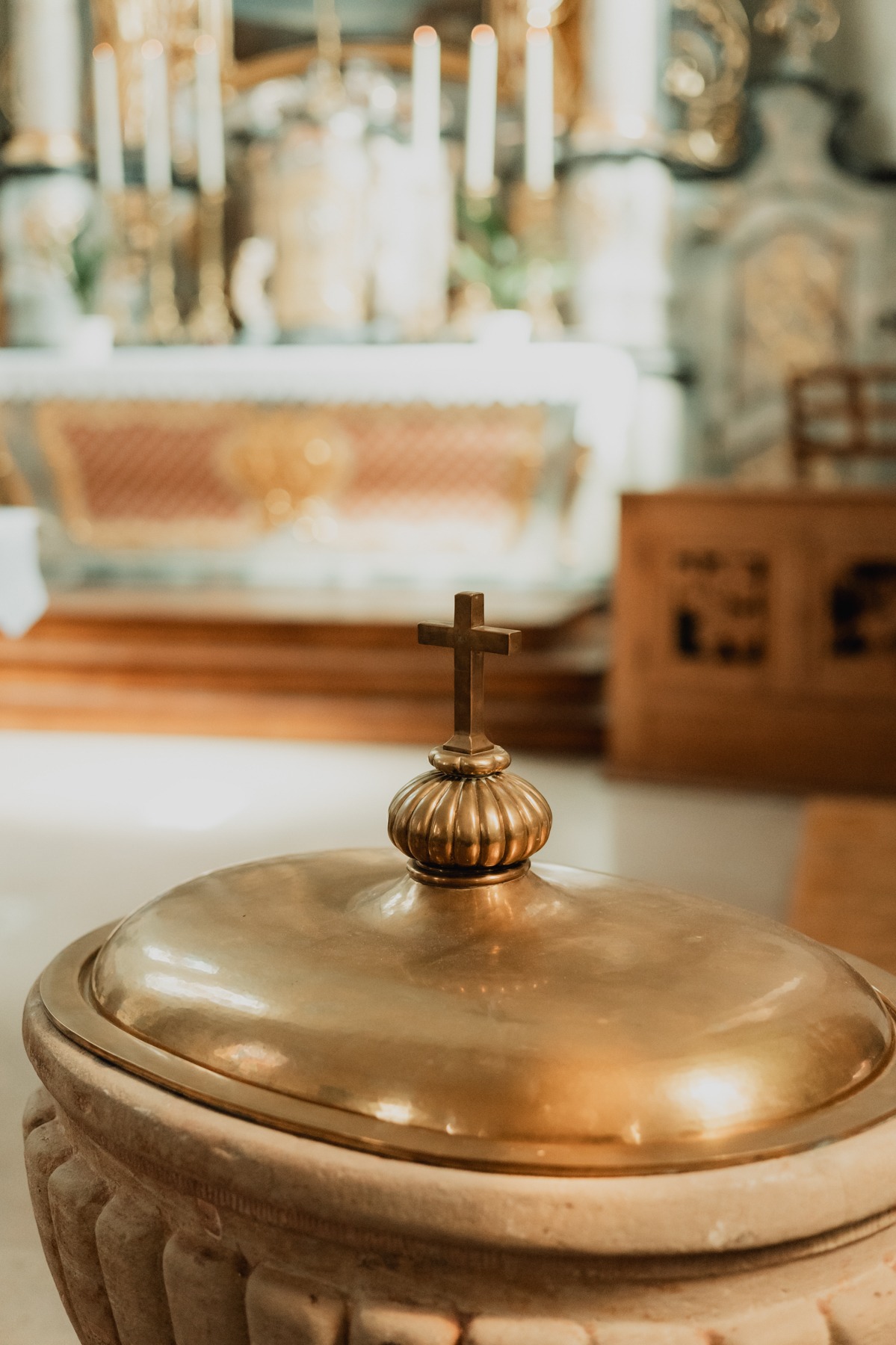 Objet liturgique en cuivre orné d'une croix sur l'autel de l'église à Saessolsheim en Alsace