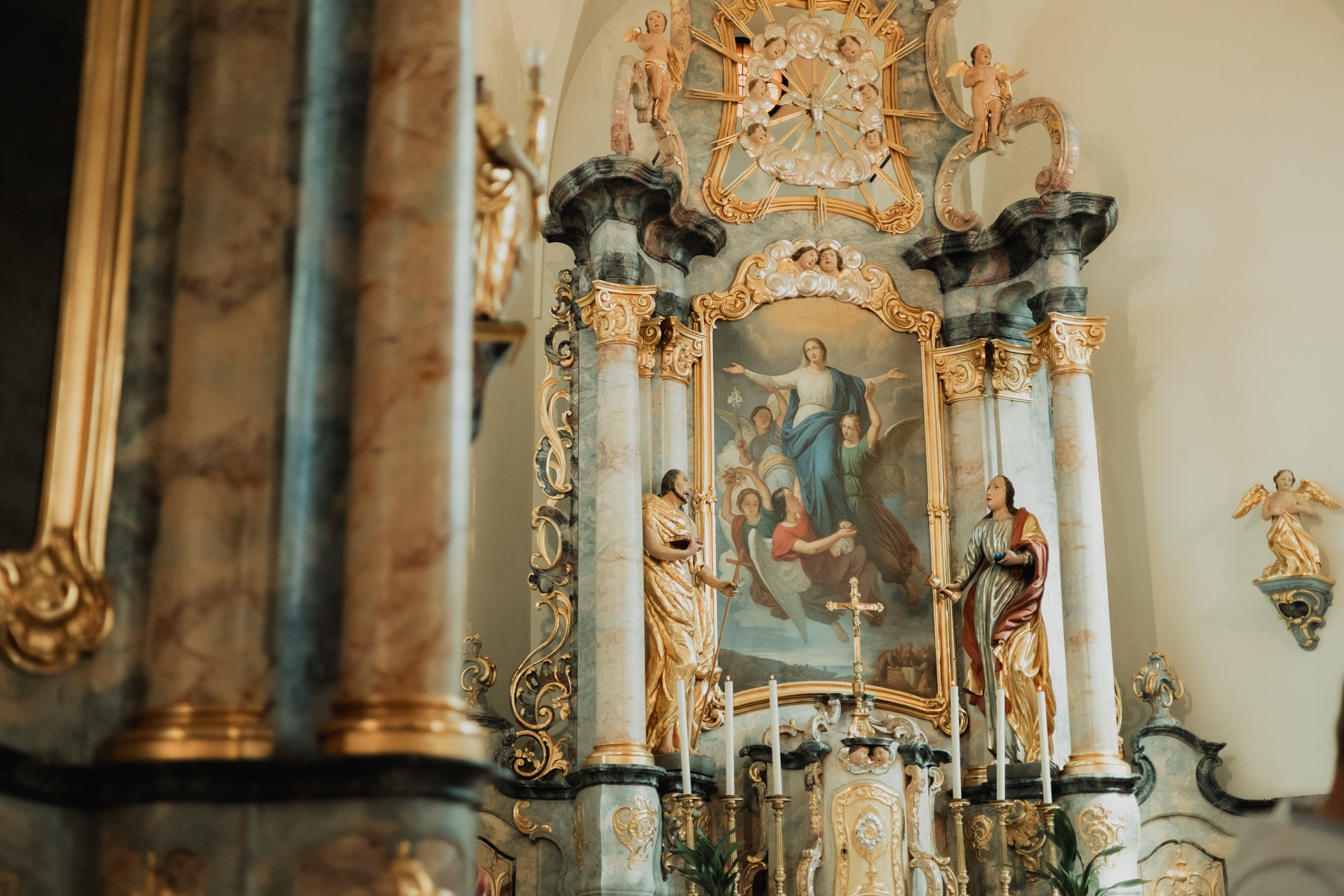 Autel baroque doré avec peinture religieuse à l'église de Saessolsheim en Alsace