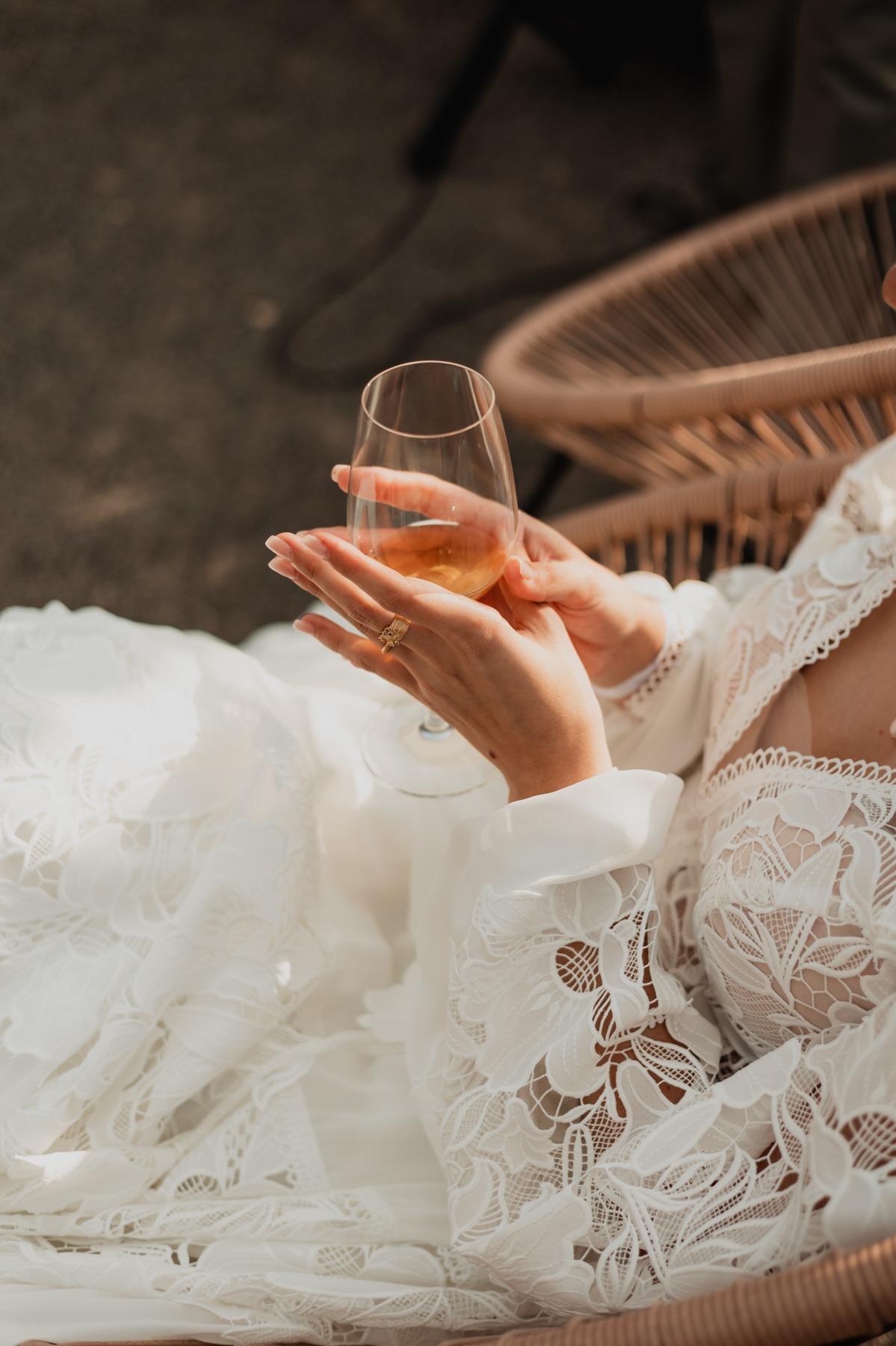 Mariée dégustant un verre de vin rosé après la cérémonie au Domaine Imodis à Saessolsheim