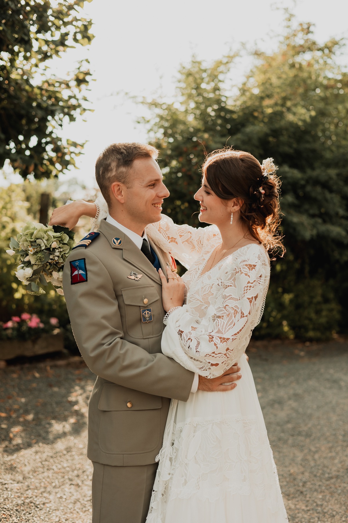 Portrait romantique des mariés dans le jardin du Domaine Imodis au coucher du soleil à Saessolsheim