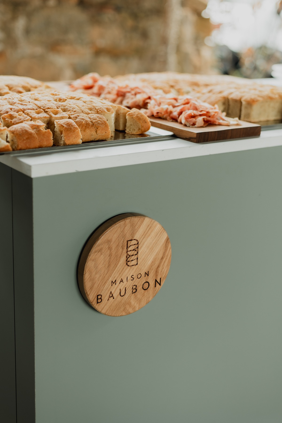 Stand traiteur avec viennoiseries lors d'un mariage au Domaine Imodis à Saessolsheim