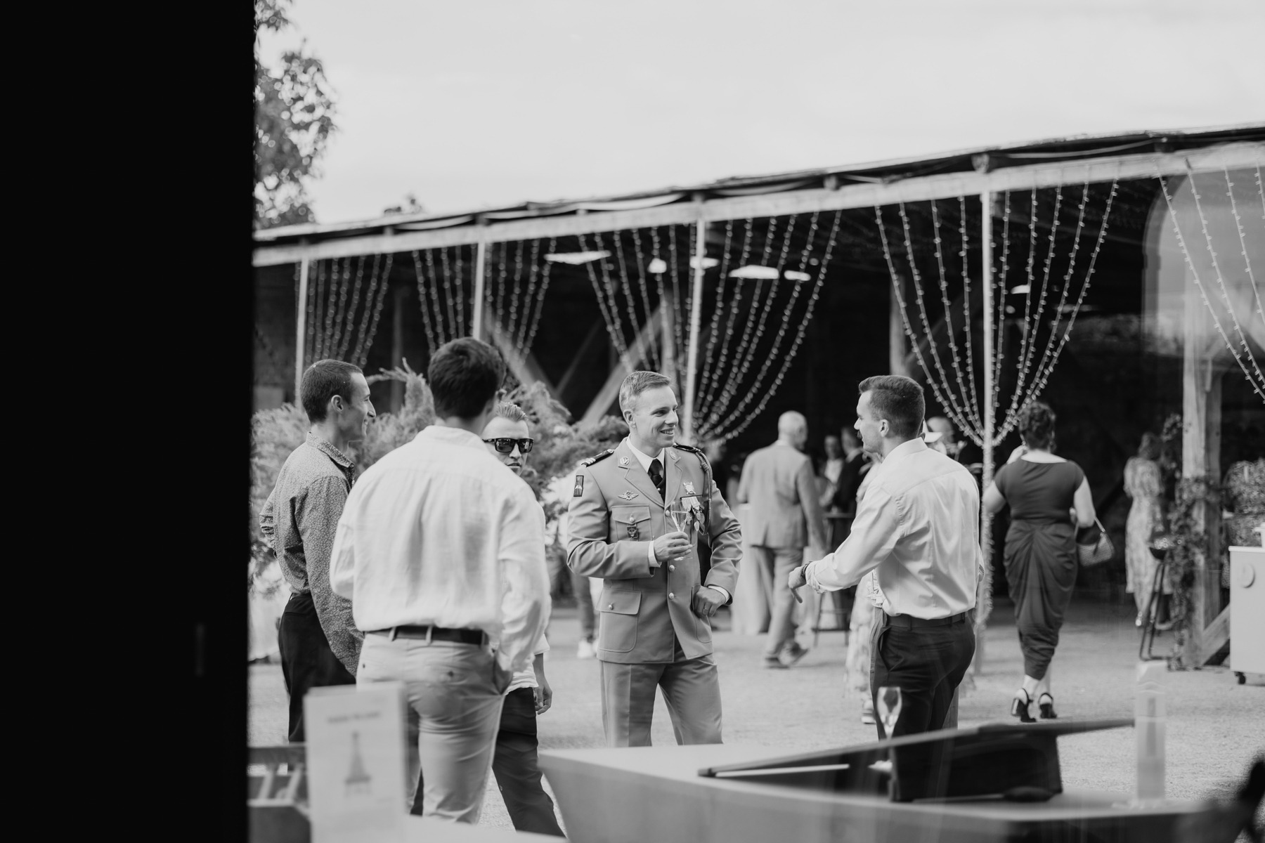 Invités partageant un moment convivial au cocktail de mariage au Domaine Imodis à Saessolsheim