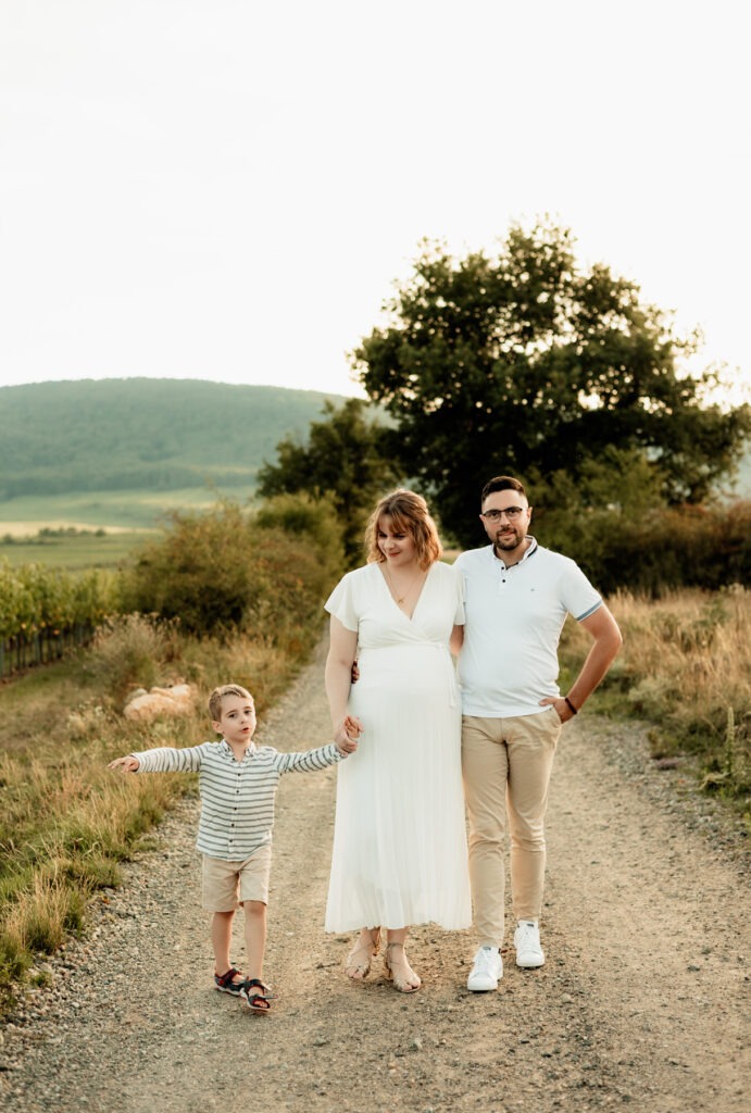 Séance maternité en famille en extérieur en Alsace : promenade sur les hauteurs du Bollenberg